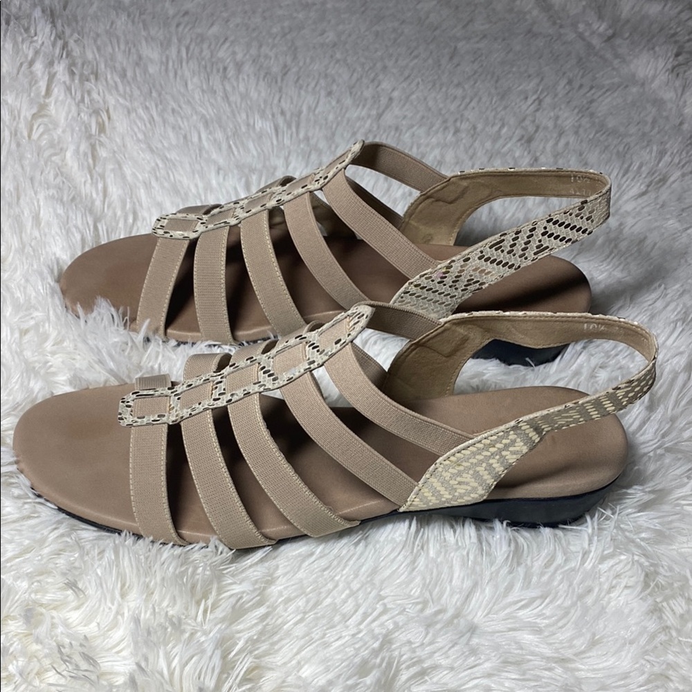 Munro Darian Elegant Beige Strappy Sandals Women’s size 10.5 or 10 1/2 New w Box